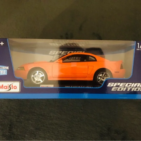 Maisto 1:18 - Ford Mustang SVT Cobra Coupé 2003 - Bleu, édition Limitée (neuf)